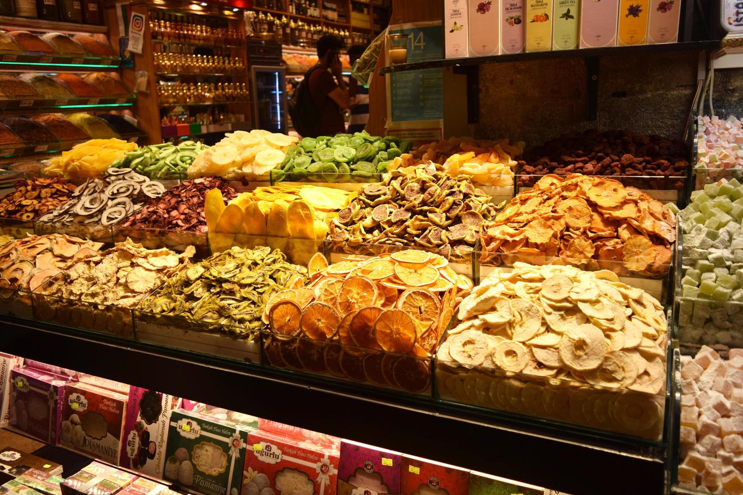 vendita di spezie e dolci nel Istanbul, tacchino a il egiziano mercato foto