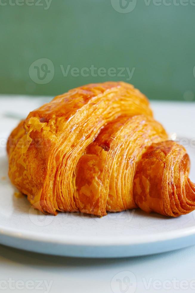 croissant appena sfornato sulla piastra con copia spazio foto