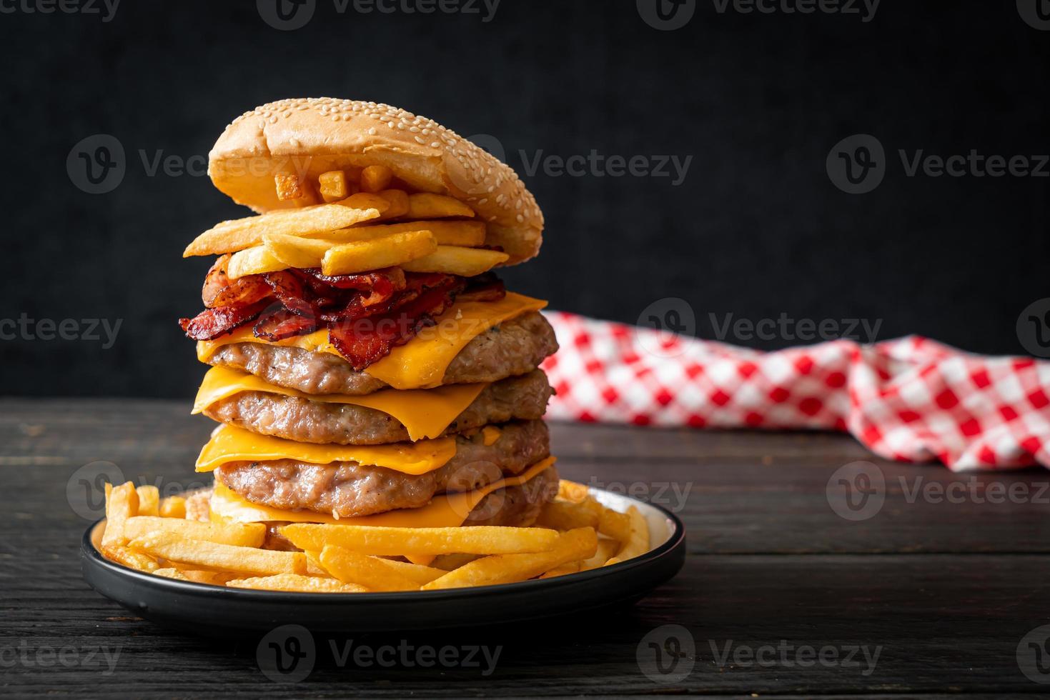 hamburger di maiale con formaggio, bacon e patatine fritte foto
