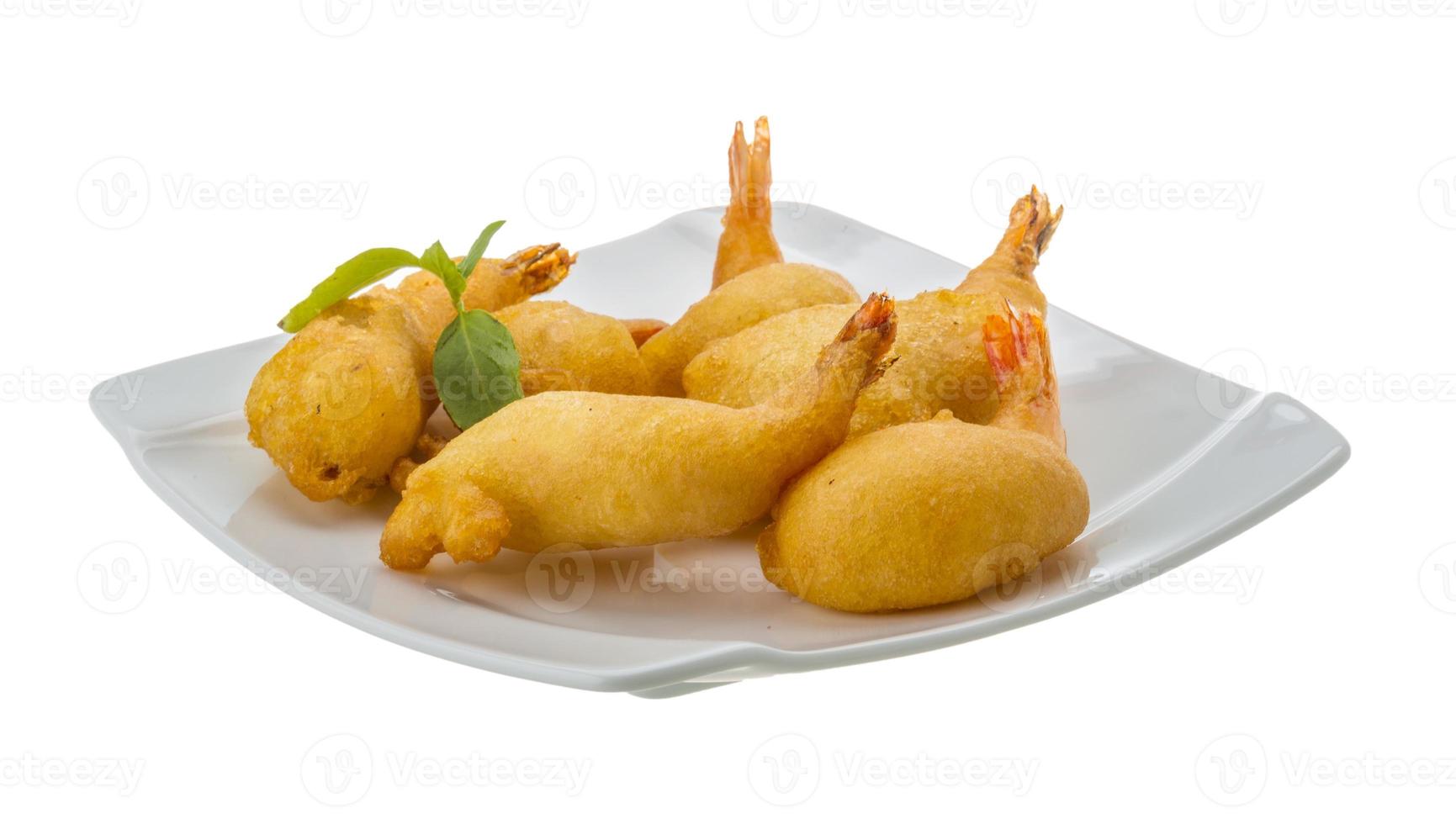gamberetto tempura su il piatto e bianca sfondo foto