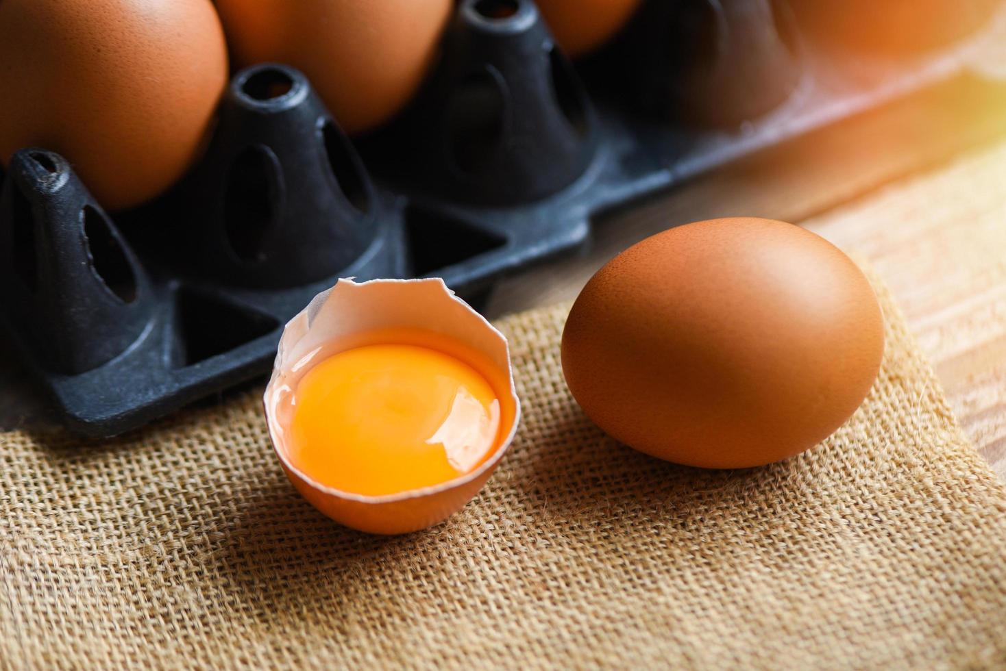 pollo uova a partire dal azienda agricola prodotti naturale nel scatola salutare mangiare concetto - fresco rotto uovo tuorlo foto