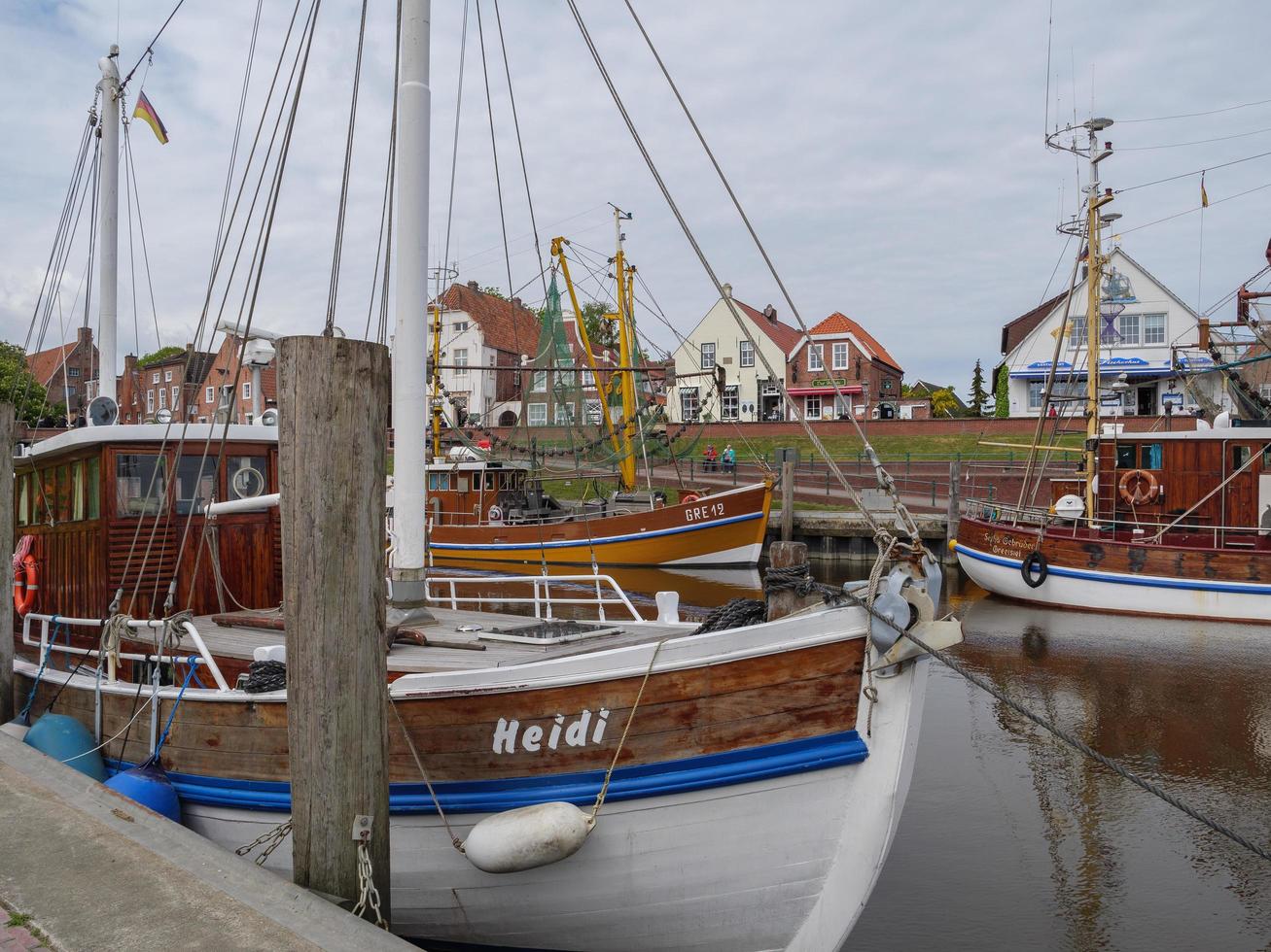 greetsiel,germania,2020-il villaggio di salutiel a il nord mare nel Germania foto