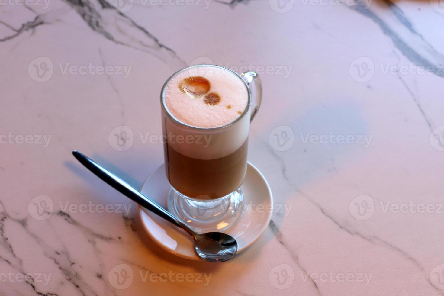 caldo caffè su il tavolo nel un' ristorante. foto