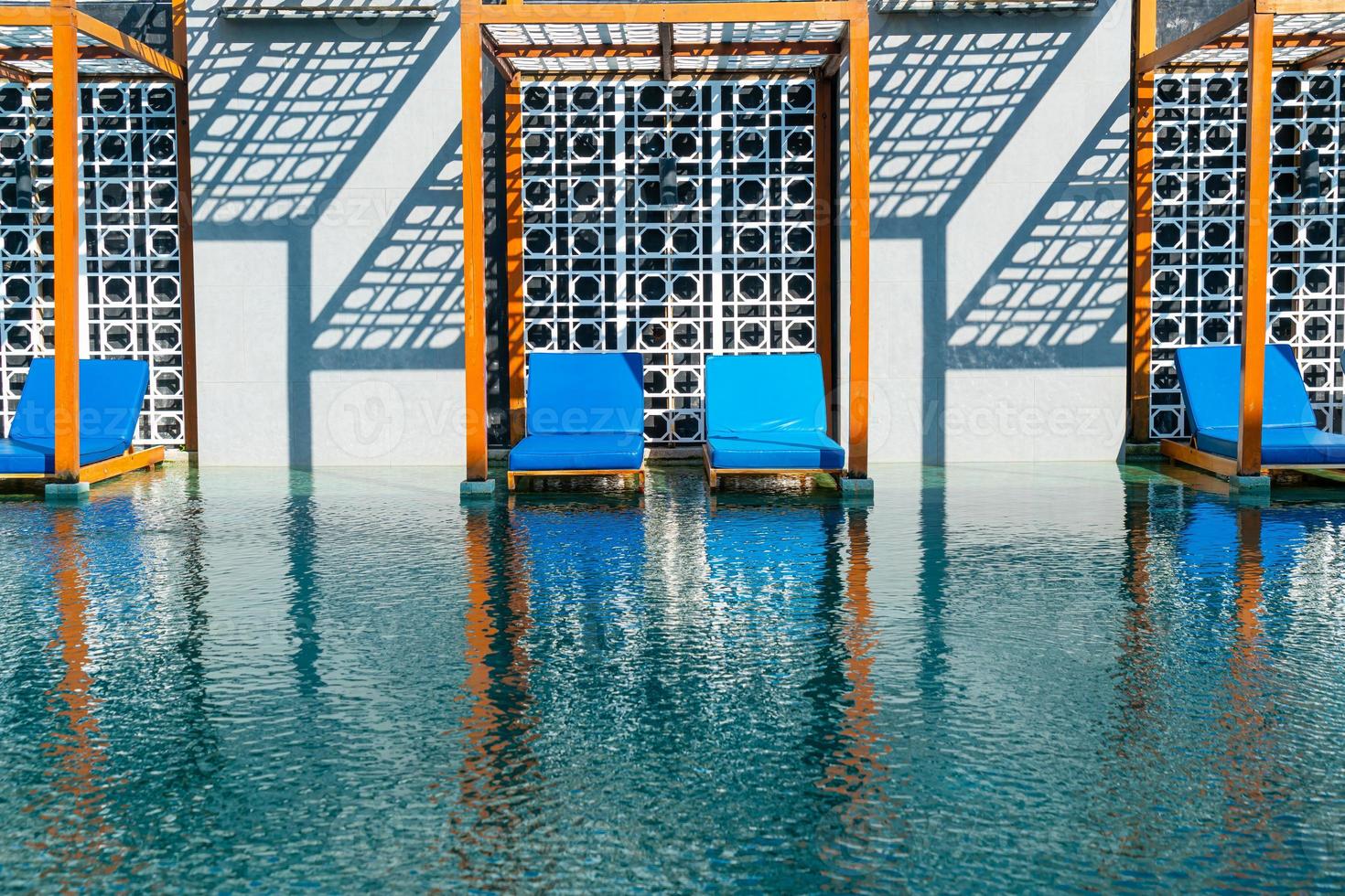 lettino intorno alla piscina foto