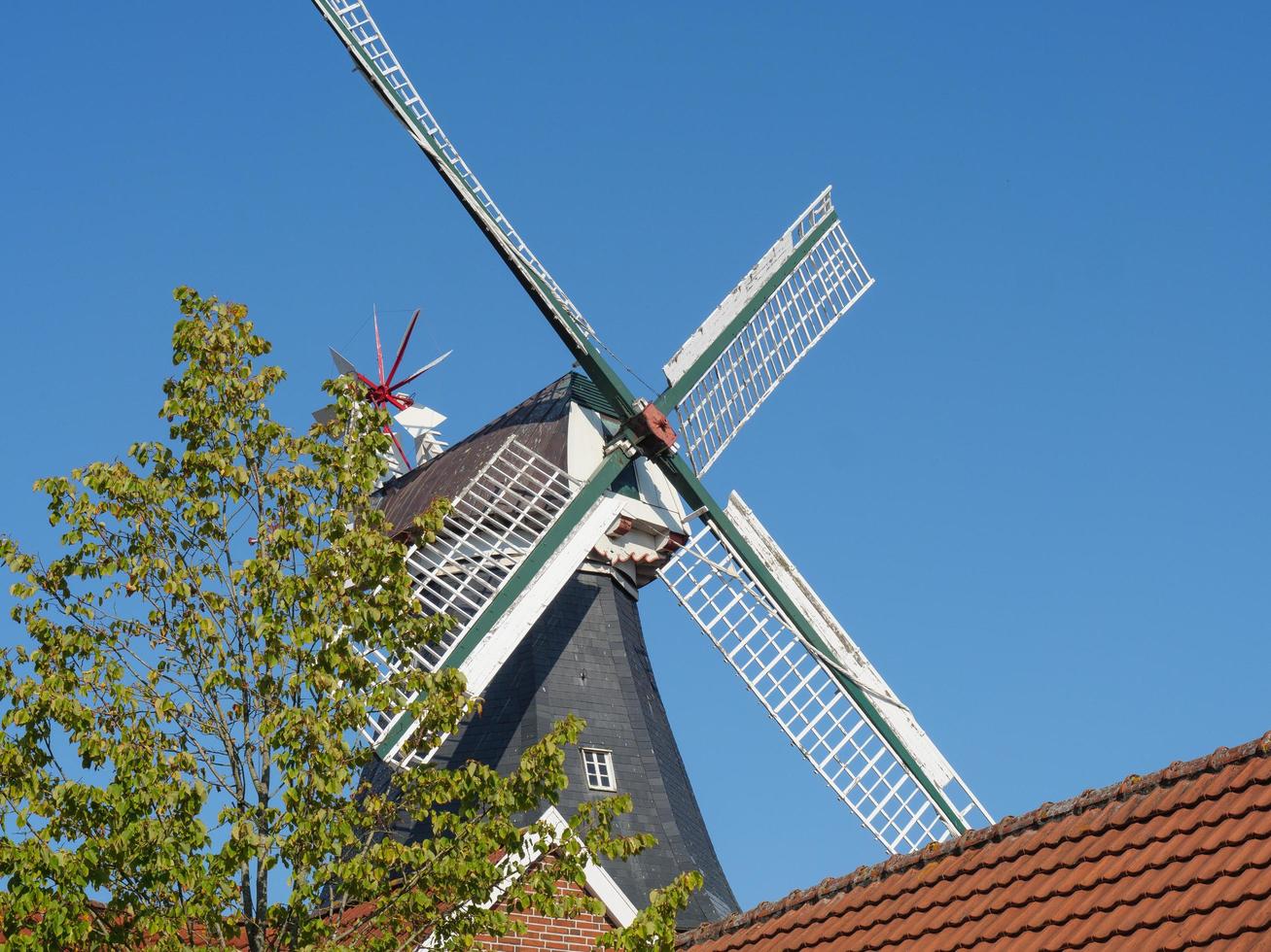 ditzum,germania,2020-il piccolo villaggio di Ditzum a il fiume ems nel Germania foto