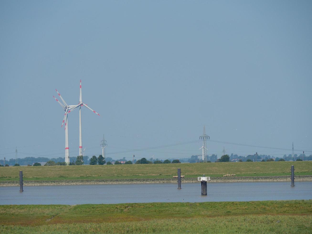 ditzum,germania,2020-il piccolo villaggio di Ditzum a il fiume ems nel Germania foto