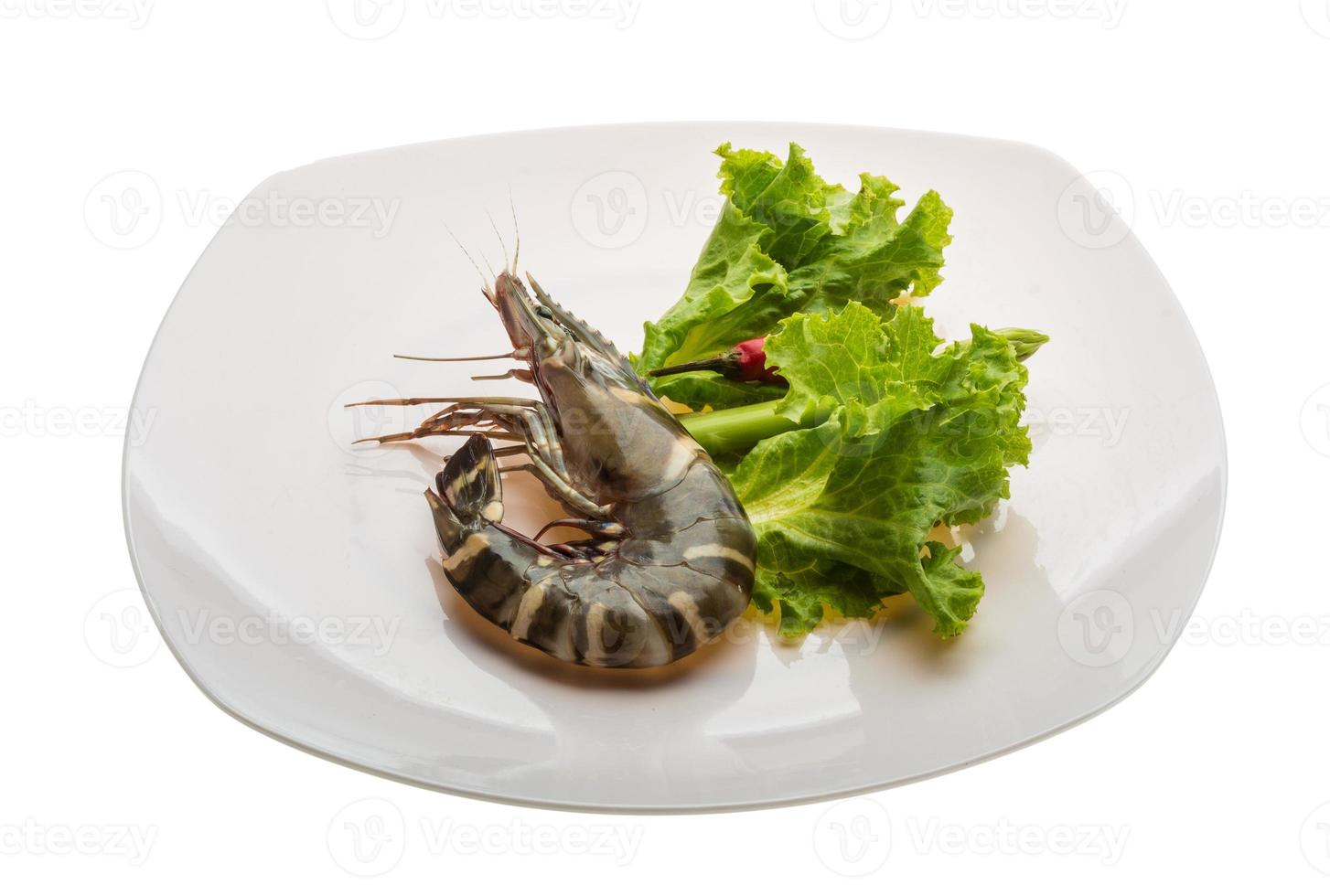 gambero tigre sul piatto e sfondo bianco foto