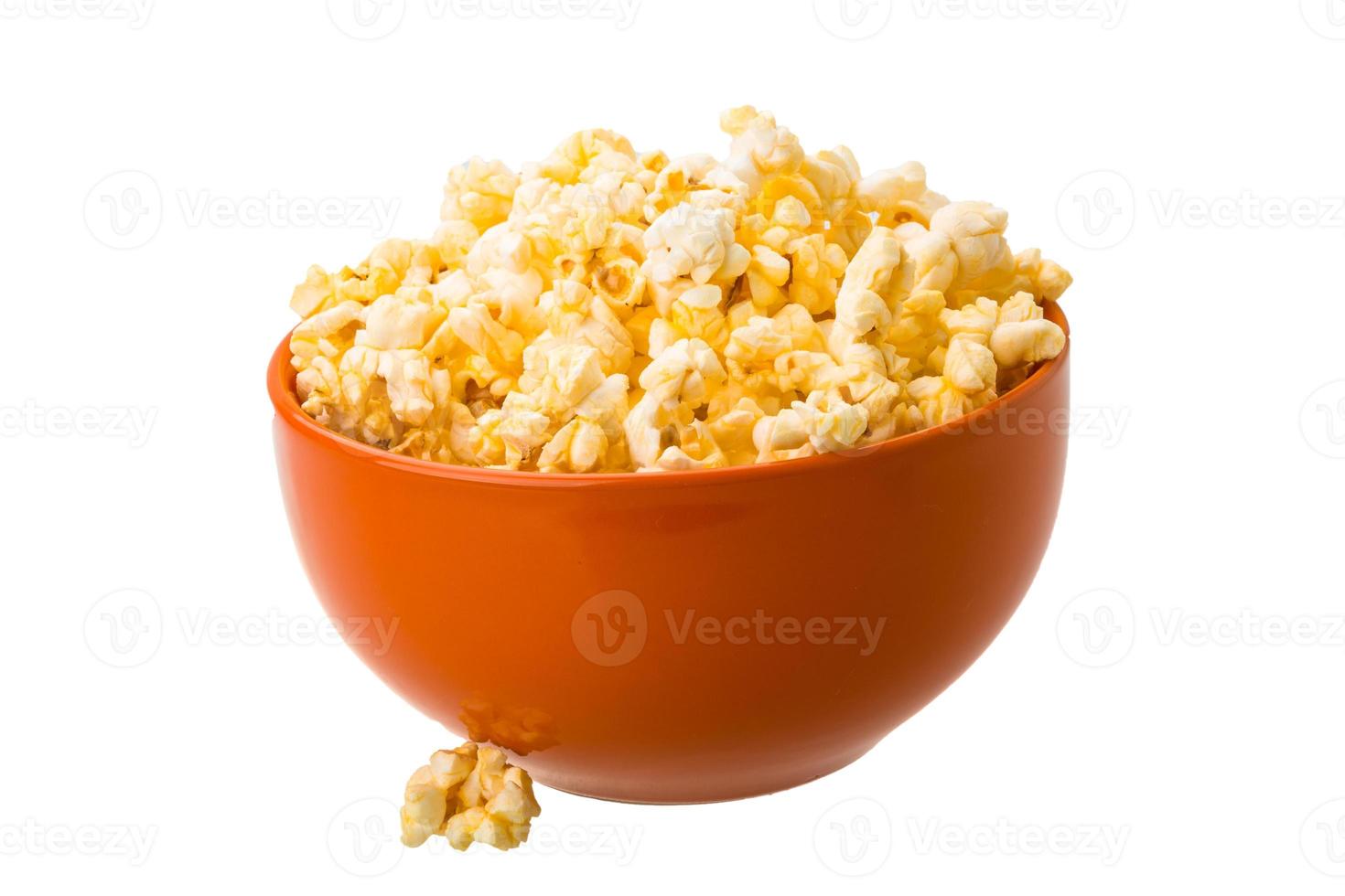 popcorn in una ciotola su sfondo bianco foto