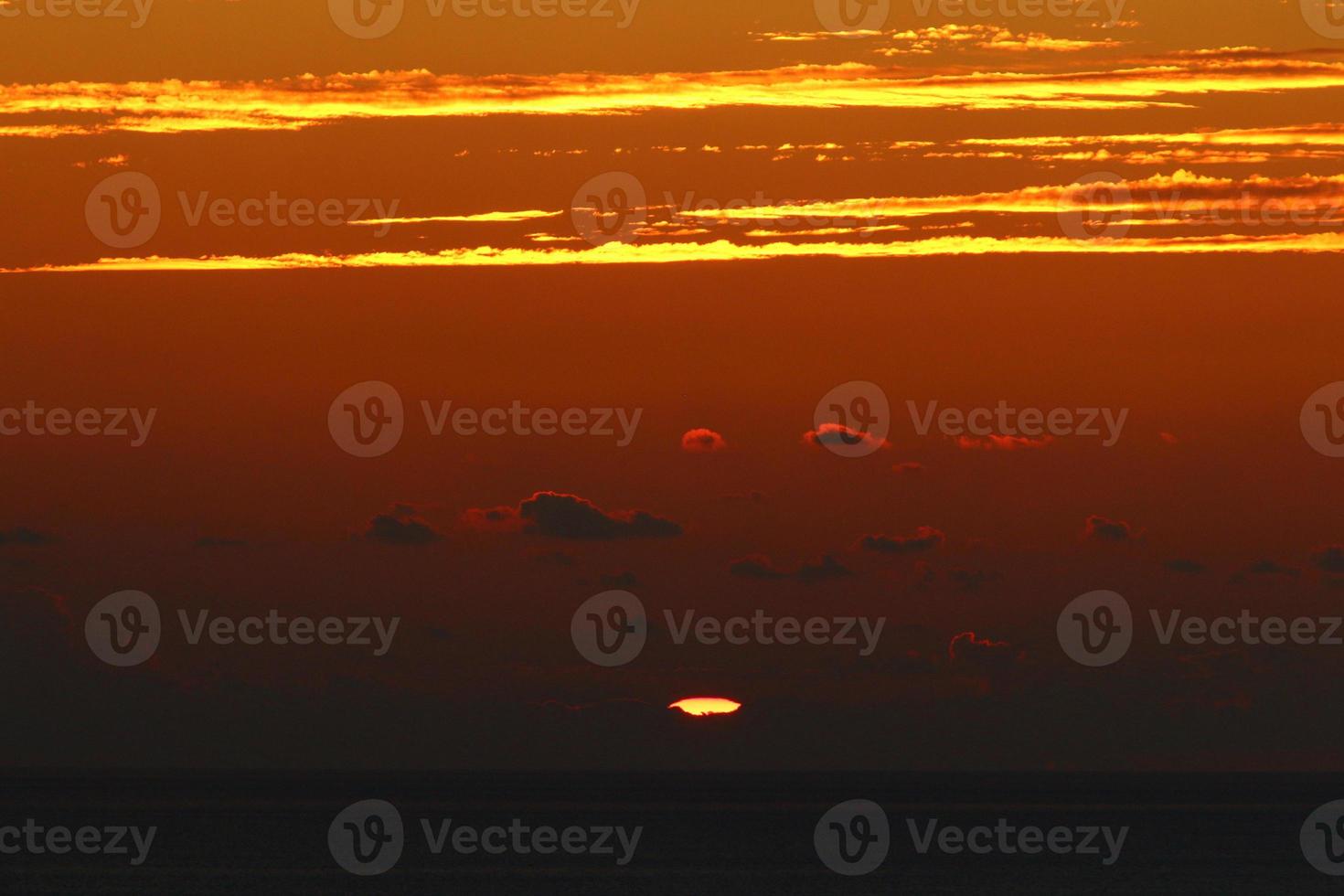 il sole tramonta sotto l'orizzonte sul Mar Mediterraneo nel nord di Israele. foto