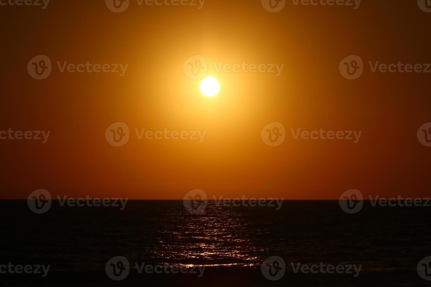 il sole tramonta sotto l'orizzonte sul Mar Mediterraneo nel nord di Israele. foto