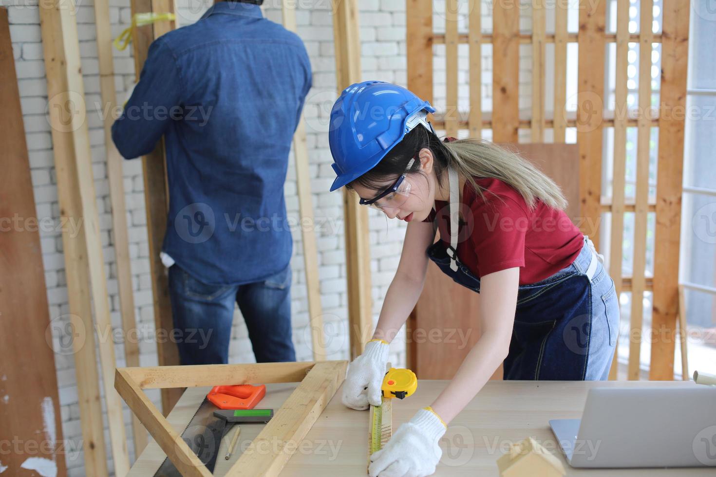 falegname macinazione falegnameria Prodotto con intagli, finitura carpenteria a il carpenteria produzione foto