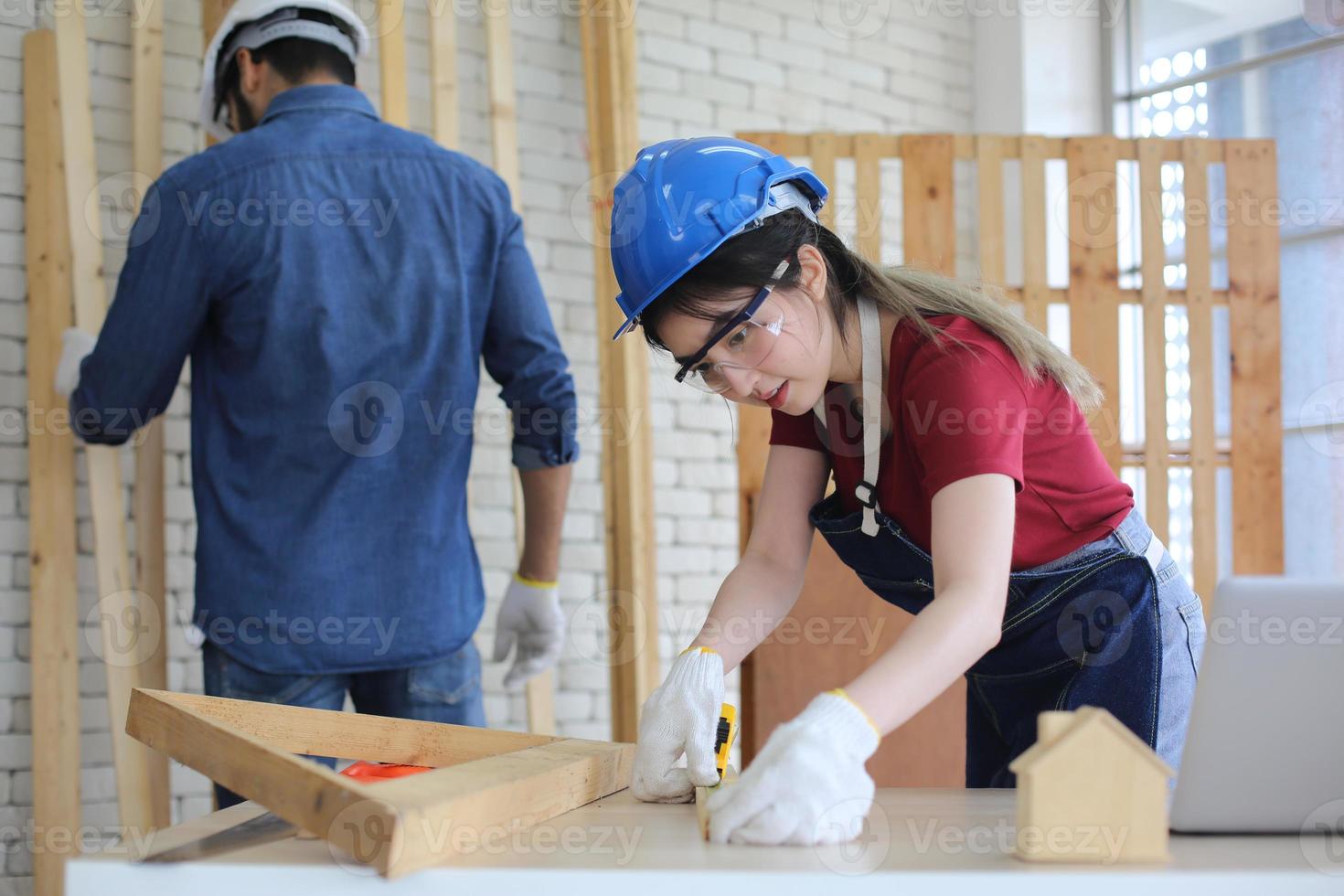 falegname macinazione falegnameria Prodotto con intagli, finitura carpenteria a il carpenteria produzione foto