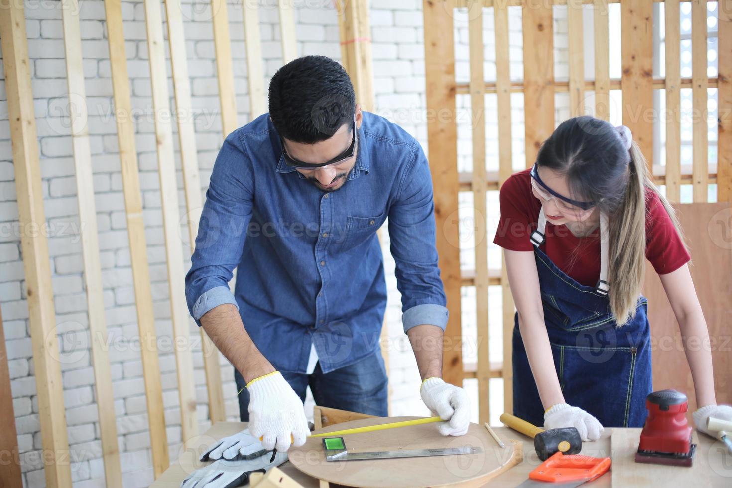 falegname macinazione falegnameria Prodotto con intagli, finitura carpenteria a il carpenteria produzione foto