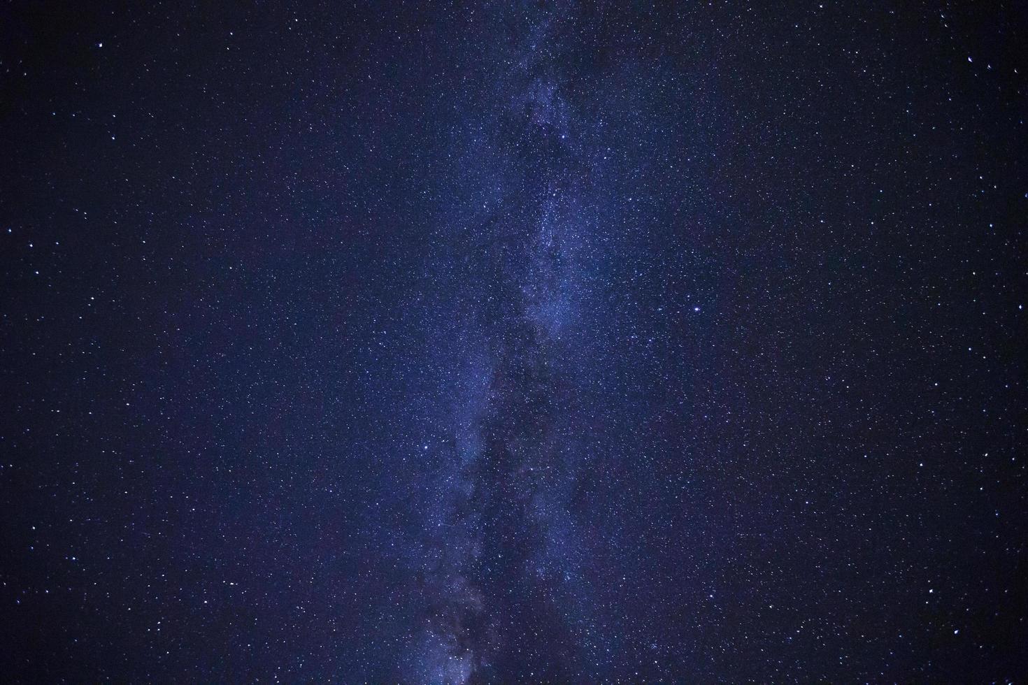 galassia della via lattea con stelle e polvere spaziale nell'universo, fotografia a lunga esposizione, con grano. foto