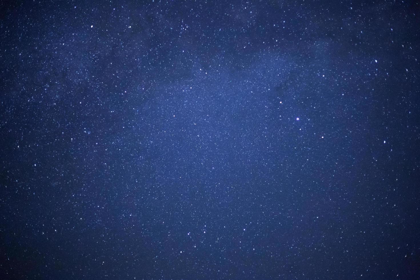 galassia della via lattea con stelle e polvere spaziale nell'universo, fotografia a lunga esposizione, con grano. foto