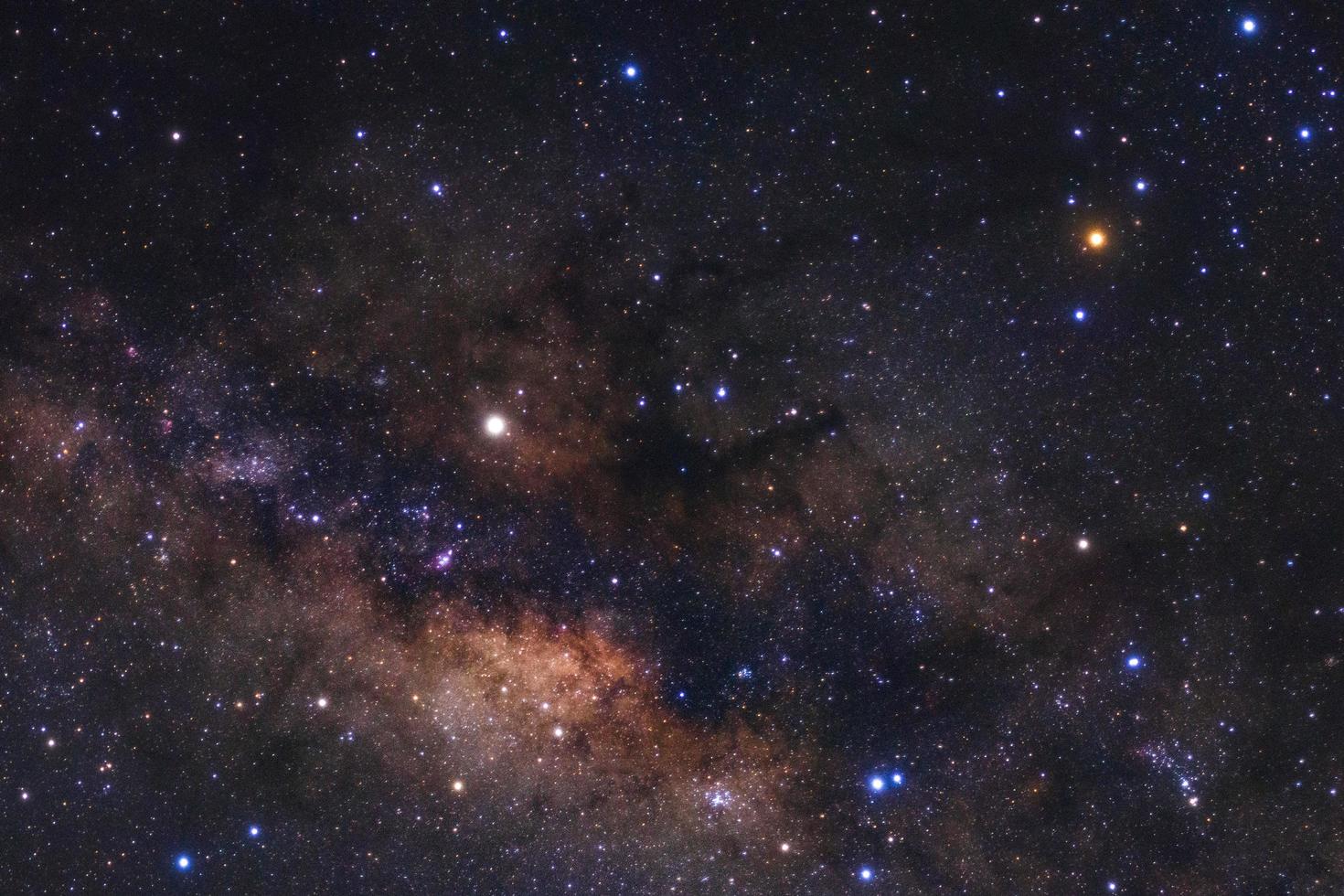 vicino su latteo modo galassia con stelle e spazio polvere nel il universo foto