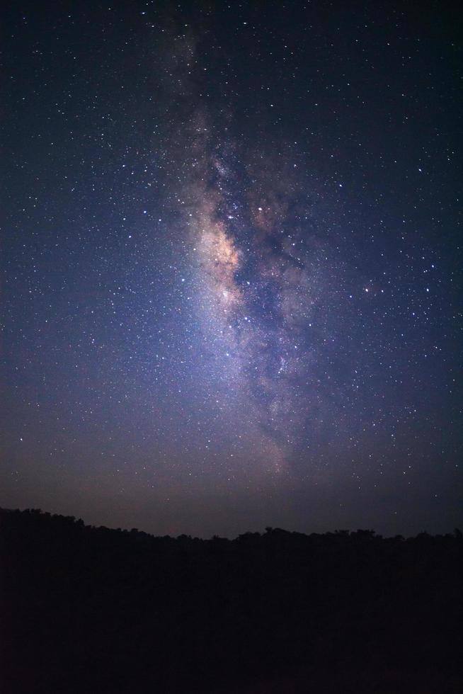 galassia della via lattea con stelle e polvere spaziale nell'universo foto