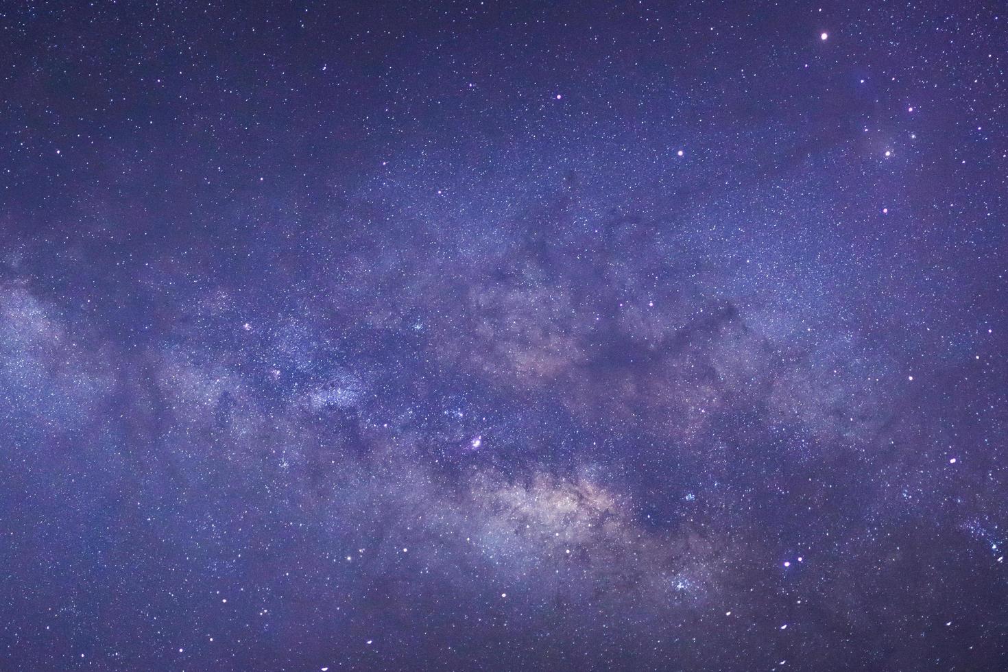 il centro della Via Lattea con stelle e polvere spaziale nell'universo, fotografia a lunga esposizione, con grano. foto