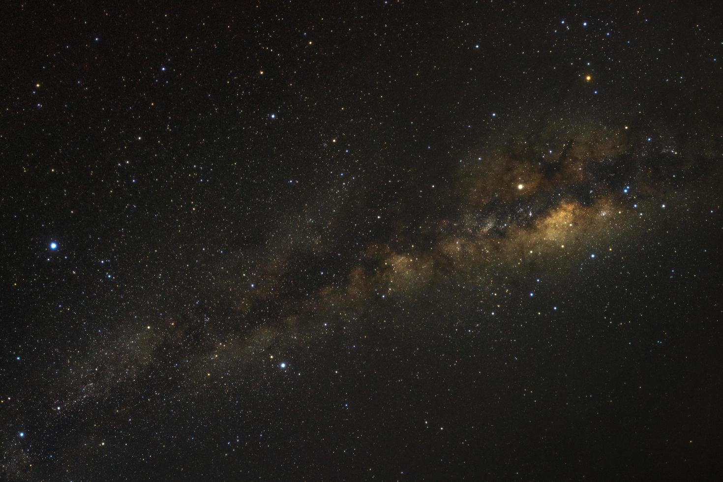 galassia della via lattea con stelle e polvere spaziale nell'universo foto