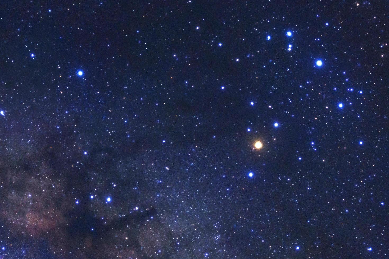 vicino su - un' largo angolo Visualizza di il antares regione di il latteo modo galassia con stelle e spazio polvere nel il universo, lungo esposizione fotografia, con grano. foto