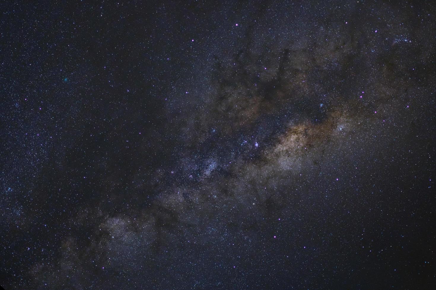 il centro della Via Lattea con stelle e polvere spaziale nell'universo, fotografia a lunga esposizione, con grano. foto