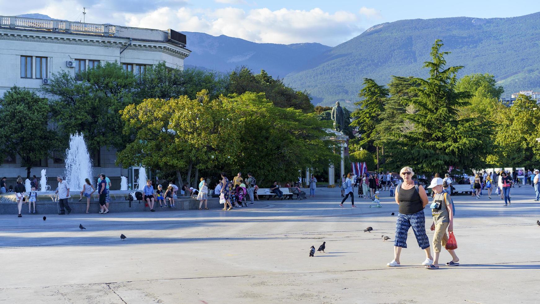 yalta, Crimea - giugno 12, 2021 urbano paesaggio con persone su il strada foto