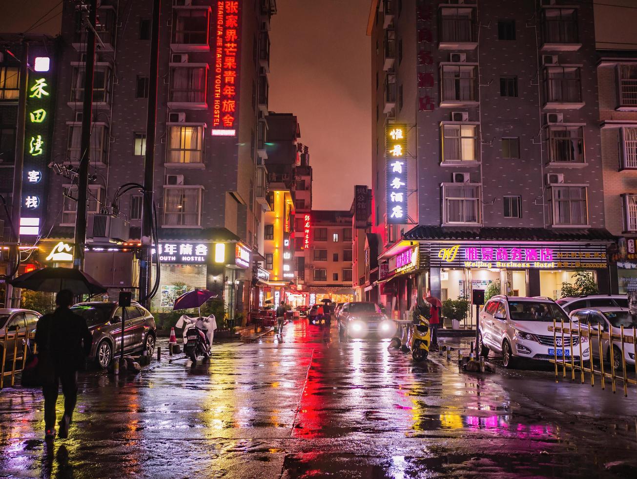 bellissimo città di zhangjiajie città nel il notte con il pioggia nel vacanza tempo.visita edificio nel il notte tempo di zhangjiajie città Cina foto