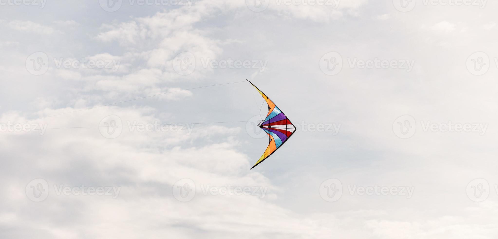 colorato aquilone volante nel il vento. foto
