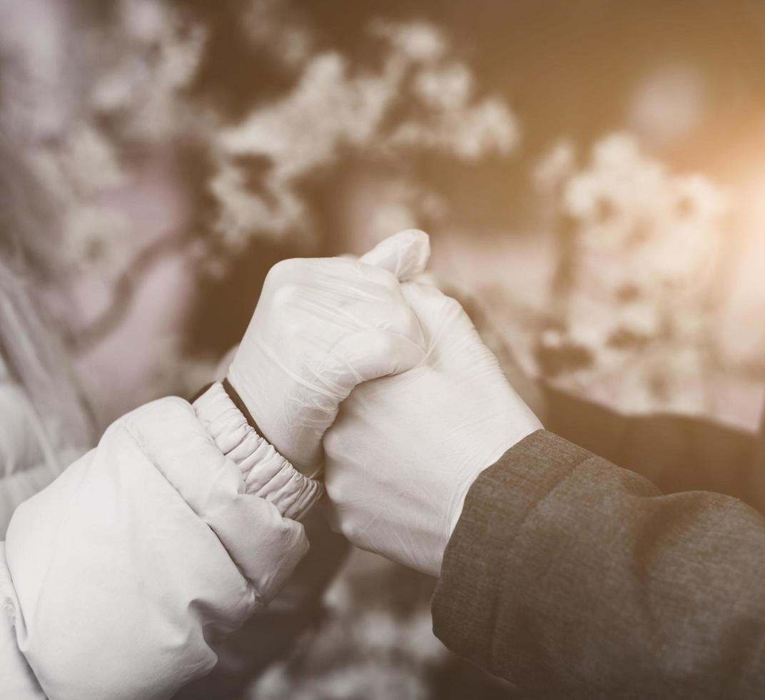 Due Gli amanti Tenere mani nel guanti foto