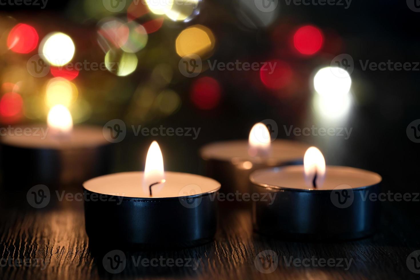 candela leggero e bokeh sfondo nel il buio con spazio per testo o Immagine. foto