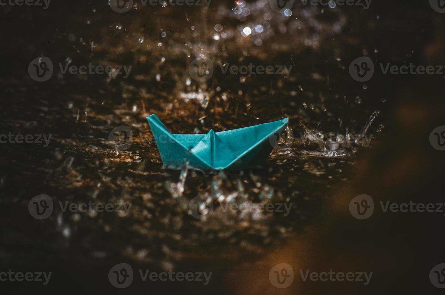 origami carta barca nel il pioggia foto