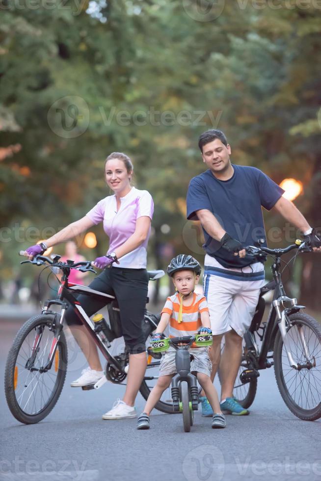 giovane famiglia con biciclette foto