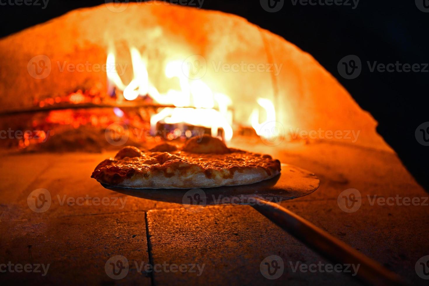 rustico Pizza nel legna licenziato forno foto