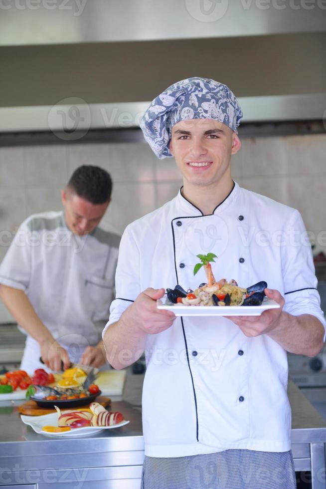 chef prepara il cibo foto