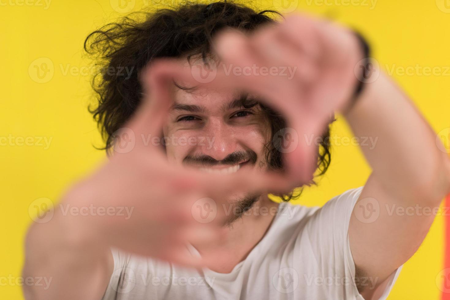 giovane uomo con divertente capelli al di sopra di colore sfondo foto