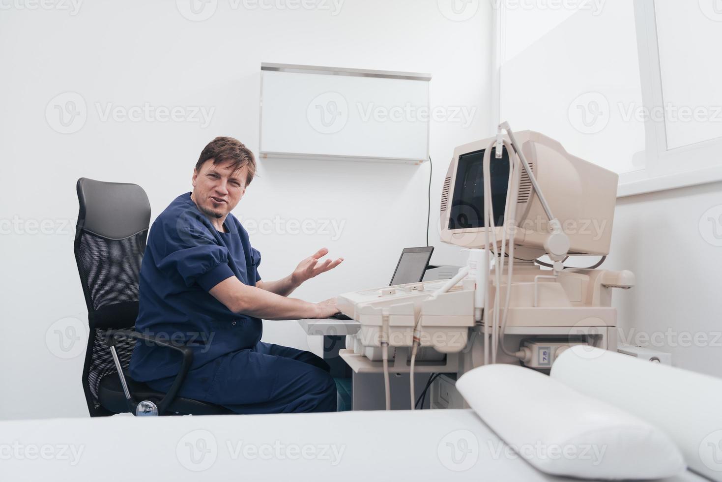 ortopedico medico l'esame raggi X immagine a scrivania nel clinica su il computer portatile computer foto