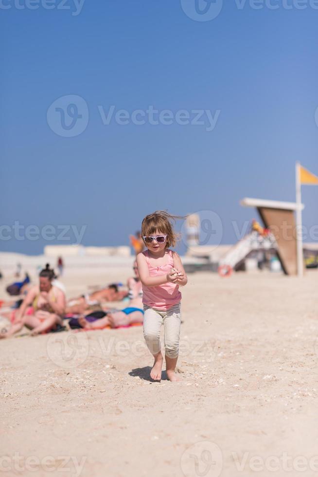 poco ragazza a spiaggia foto