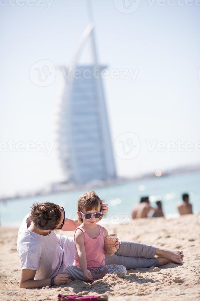 mamma e figlia su il spiaggia foto