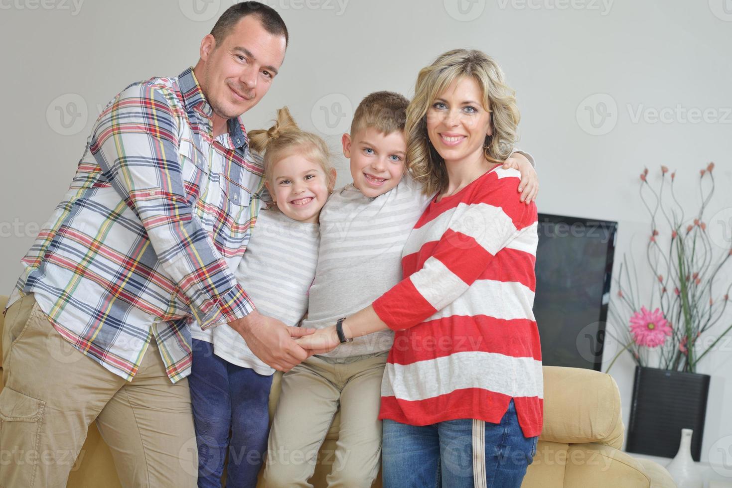 contento giovane famiglia a casa foto