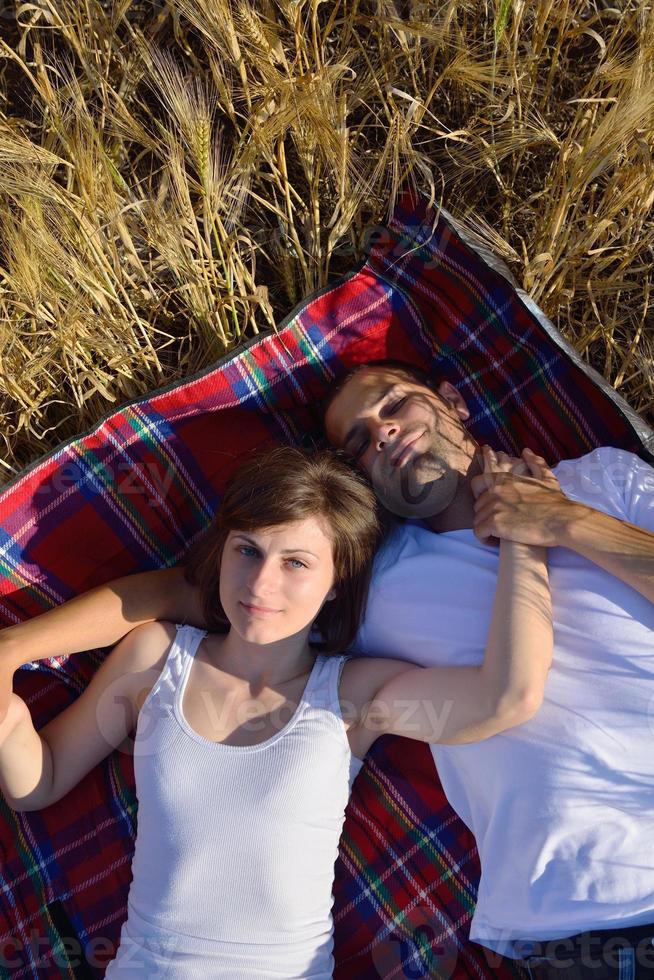 coppia felice nel campo di grano foto