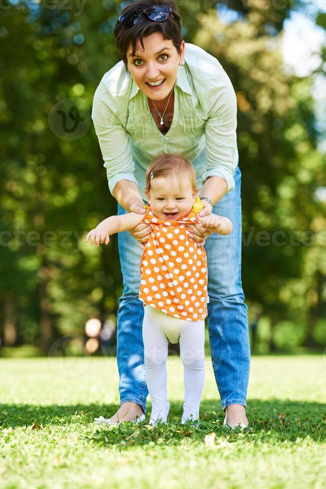 madre e bambino nel parco foto