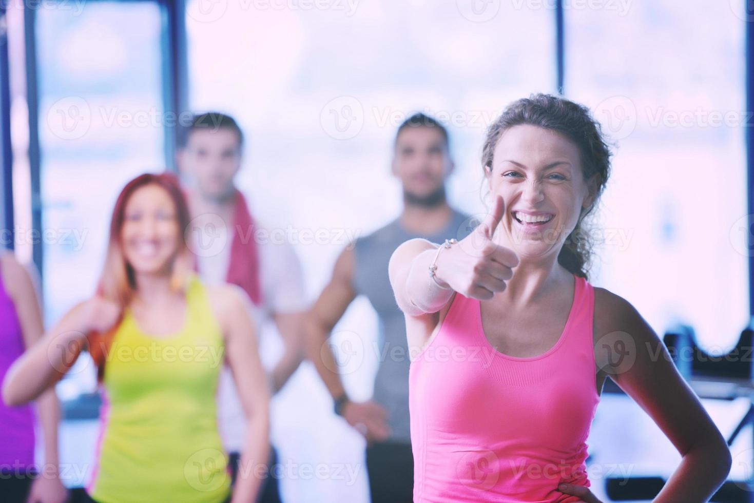 gruppo di persone esercizio a il Palestra foto