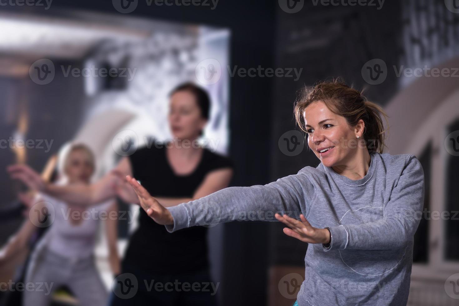 sportivo donne fare aerobica esercizi foto