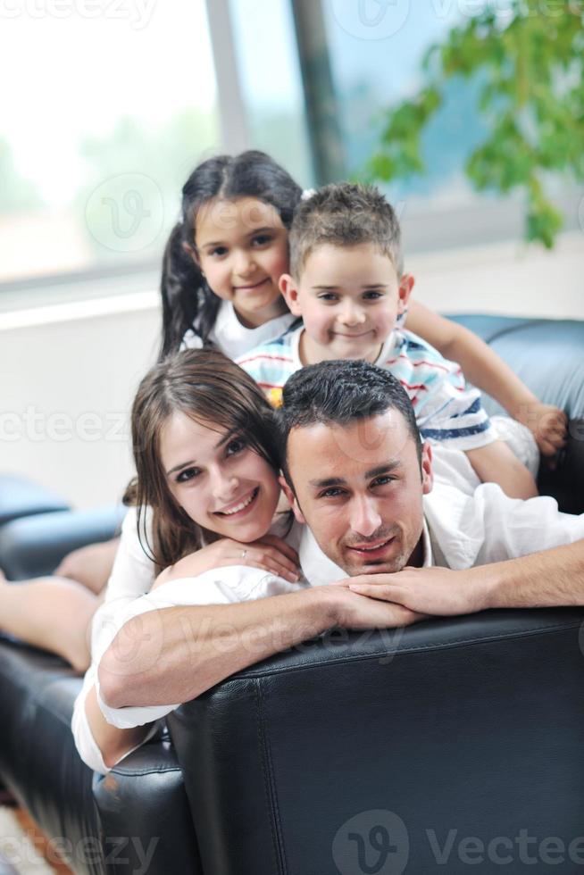 giovane famiglia a casa foto