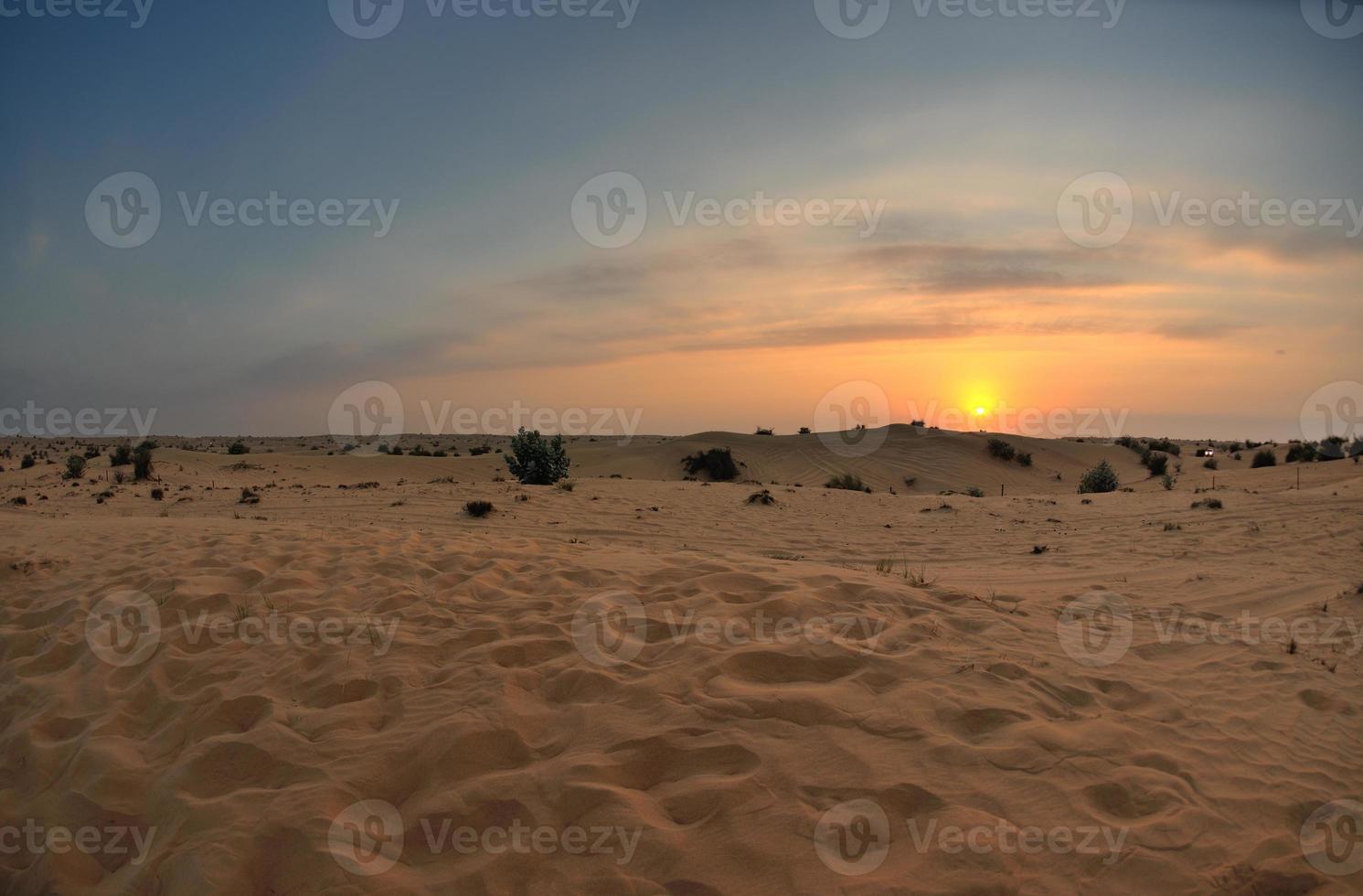 bellissimo tramonto nel deserto foto