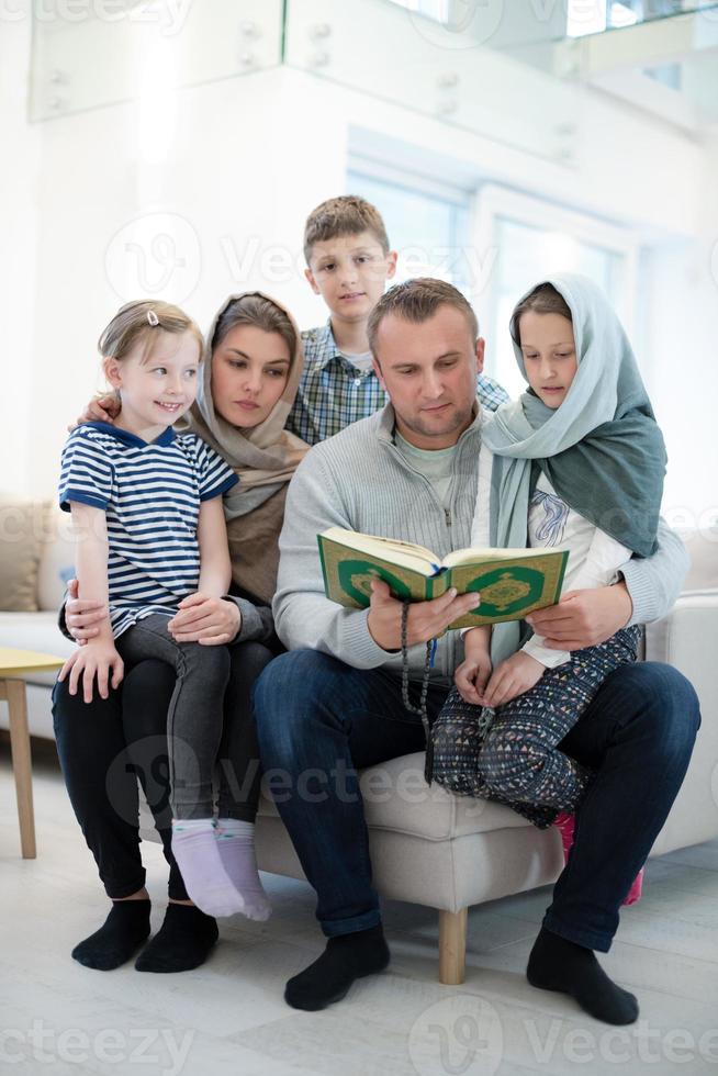 ritratto di giovane contento moderno musulmano famiglia foto