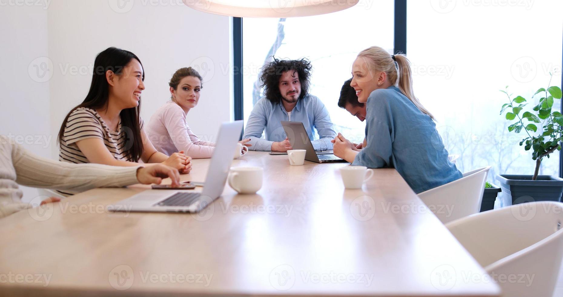 team di avvio aziendale in occasione di una riunione in un moderno edificio per uffici foto