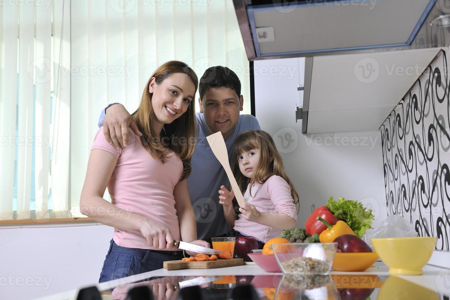 contento giovane famiglia nel cucina foto