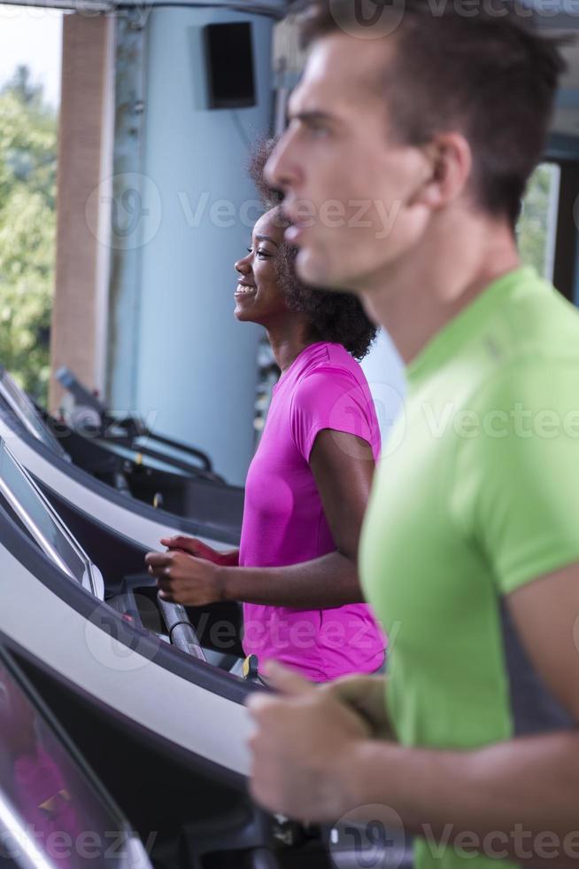 persone esercitando un' cardio su routine nel Palestra foto