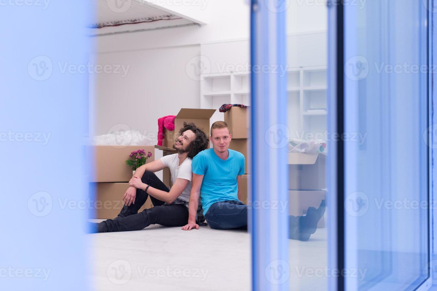 giovane gay coppia in movimento nel nuovo Casa foto